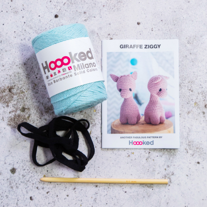 Amigurumi haakkit voor de giraff in de versie spring