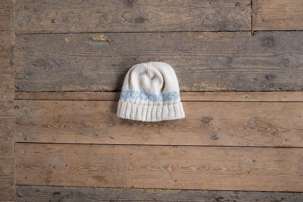 Grannlåt - muts met bloemenrand