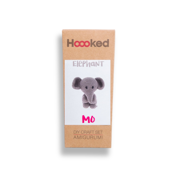 Amigurumi haakkit voor de olifant in de versie taupe